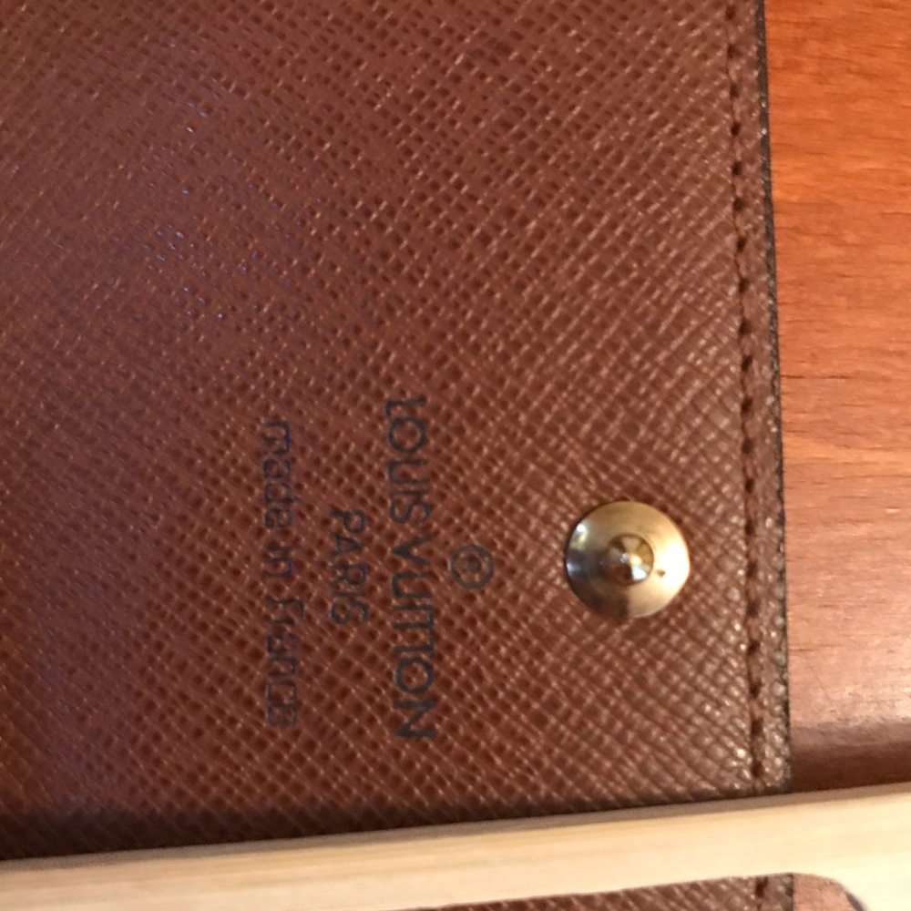 Louis Vuitton Monogram Keyholder - Picture 3 of 9